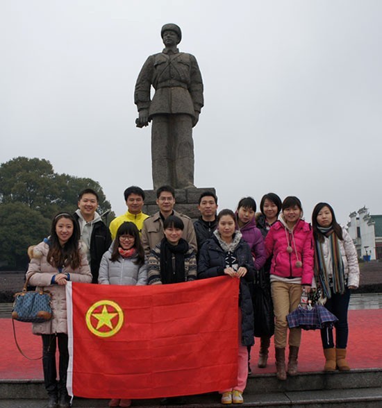 “学雷锋，献爱心”——中国共产主义青年团开云线上登录（中国）股份有限公司官网委员会开展慰问贫困学生助学活动